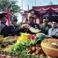 pemotongan nasi tunpeng oleh Kapolresta Banjarmasin Kombes Pol Sabana Atmojo, didampinfgi Wali Kota  Ibnu Sina, Senin (1/7/2024) (SuarIndonesia/YI)