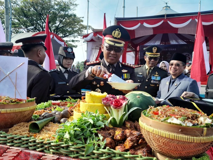 pemotongan nasi tunpeng oleh Kapolresta Banjarmasin Kombes Pol Sabana Atmojo, didampinfgi Wali Kota  Ibnu Sina, Senin (1/7/2024) (SuarIndonesia/YI)