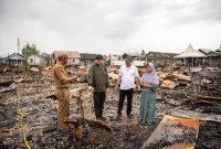 Bantuan diserahkan oleh Andi Rudi Latief perwakilan Owner Jhonlin Group didampingi Bahsanuddin, anggota DPRD Kabupaten Tanbu di lokasi bencana kebakaran, Gang Mawar RT.19 Kelurahan Tungkaran Pangeran, Senin (1/7/2024) (SuarIndonesia/Ist)
