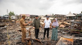 Bantuan diserahkan oleh Andi Rudi Latief perwakilan Owner Jhonlin Group didampingi Bahsanuddin, anggota DPRD Kabupaten Tanbu di lokasi bencana kebakaran, Gang Mawar RT.19 Kelurahan Tungkaran Pangeran, Senin (1/7/2024) (SuarIndonesia/Ist)