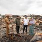 Bantuan diserahkan oleh Andi Rudi Latief perwakilan Owner Jhonlin Group didampingi Bahsanuddin, anggota DPRD Kabupaten Tanbu di lokasi bencana kebakaran, Gang Mawar RT.19 Kelurahan Tungkaran Pangeran, Senin (1/7/2024) (SuarIndonesia/Ist)