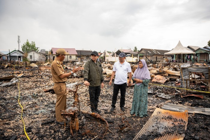 Bantuan diserahkan oleh Andi Rudi Latief perwakilan Owner Jhonlin Group didampingi Bahsanuddin, anggota DPRD Kabupaten Tanbu di lokasi bencana kebakaran, Gang Mawar RT.19 Kelurahan Tungkaran Pangeran, Senin (1/7/2024) (SuarIndonesia/Ist)