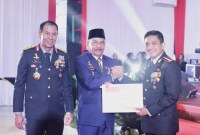 Pemberian penghargaan oleh Ketua DPRD kepada Direktur Resnarkoba Polda Kalsel Kombes Pol Kelana Jaya, SIK MH. atas prestasinya memberantas Narkoba di Kalsel, pada  HUT ke-78 Bhayangk (SuarIndonesia/Ist), Senin 1/7/2024)