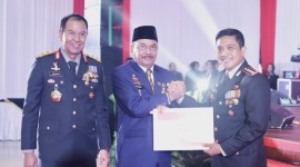 Pemberian penghargaan oleh Ketua DPRD kepada Direktur Resnarkoba Polda Kalsel Kombes Pol Kelana Jaya, SIK MH. atas prestasinya memberantas Narkoba di Kalsel, pada  HUT ke-78 Bhayangk (SuarIndonesia/Ist), Senin 1/7/2024)