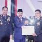 Pemberian penghargaan oleh Ketua DPRD kepada Direktur Resnarkoba Polda Kalsel Kombes Pol Kelana Jaya, SIK MH. atas prestasinya memberantas Narkoba di Kalsel, pada  HUT ke-78 Bhayangk (SuarIndonesia/Ist), Senin 1/7/2024)