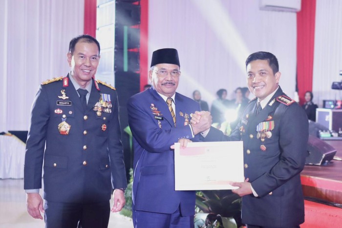 Pemberian penghargaan oleh Ketua DPRD kepada Direktur Resnarkoba Polda Kalsel Kombes Pol Kelana Jaya, SIK MH. atas prestasinya memberantas Narkoba di Kalsel, pada  HUT ke-78 Bhayangk (SuarIndonesia/Ist), Senin 1/7/2024)