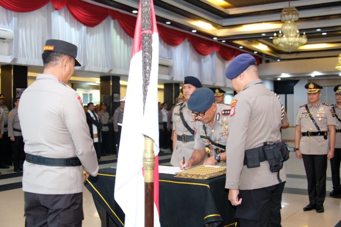 Sejumlah pejabat utama, termasuk kapolres/Ta  di lingkup Kepolisian Daerah Kalimantan Selatan (Polda Kalsel) resmi diganti serta  serah terima jabatan (sertijab), Rabu (3/7/2024)/SuarIndonesia/Ist)