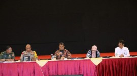 Pj Gubernur Kaltim Akmal Malik saat memimpin rakor persiapan upacara nasional HUT ke-79 RI, digelar di Balikpapan, Kamis (4/7/2024). [ANTARA/Januar]