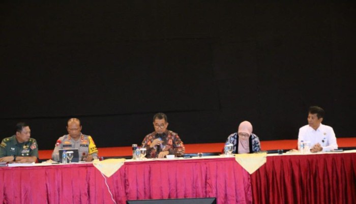 Pj Gubernur Kaltim Akmal Malik saat memimpin rakor persiapan upacara nasional HUT ke-79 RI, digelar di Balikpapan, Kamis (4/7/2024). [ANTARA/Januar]