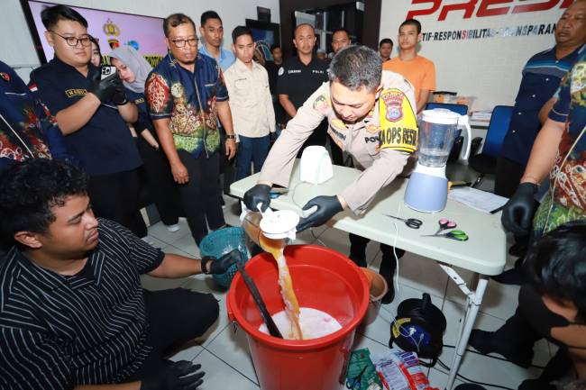 Pemusnahan barang bukti narkotika digelar jajaran Satuan Res Narkoba Polresta Banjarmasin, Jumat (5/7/2024). (SuarIndonesia/YI)
