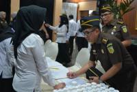 Dilaksanakan tes urine di Jajaran Kejaksaan Tinggi Kalimantan Selatan (Kejati Kalsel), berkaitan mendukung RAN-P4GN, bertempat di Lobby Kantor Kejaksaan, Senin (8/7/ 2024). (SuarIndonesia/Ist)