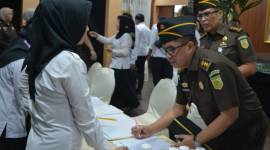 Dilaksanakan tes urine di Jajaran Kejaksaan Tinggi Kalimantan Selatan (Kejati Kalsel), berkaitan mendukung RAN-P4GN, bertempat di Lobby Kantor Kejaksaan, Senin (8/7/ 2024). (SuarIndonesia/Ist)