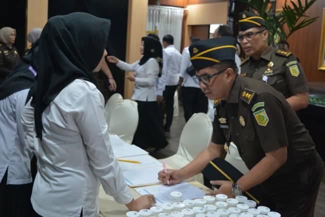 Dilaksanakan tes urine di Jajaran Kejaksaan Tinggi Kalimantan Selatan (Kejati Kalsel), berkaitan mendukung RAN-P4GN, bertempat di Lobby Kantor Kejaksaan, Senin (8/7/ 2024). (SuarIndonesia/Ist)