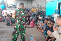 Karyawan perusahaan alat berat milik PT Rannisa Delapan Tiga Satu di Jalan Alalak Utara (Kayutangi Ujung) RT 16 Banjarmasin Utara, dikumpulkan tal lainm melakukan test urine guna mengiluti program pemerintah memerangi Narkotika, Senin (8/7/2024). (SuarIndonesia/DO)