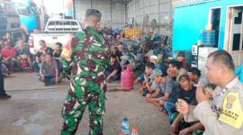 Karyawan perusahaan alat berat milik PT Rannisa Delapan Tiga Satu di Jalan Alalak Utara (Kayutangi Ujung) RT 16 Banjarmasin Utara, dikumpulkan tal lainm melakukan test urine guna mengiluti program pemerintah memerangi Narkotika, Senin (8/7/2024). (SuarIndonesia/DO)