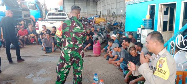 Karyawan perusahaan alat berat milik PT Rannisa Delapan Tiga Satu di Jalan Alalak Utara (Kayutangi Ujung) RT 16 Banjarmasin Utara, dikumpulkan tal lainm melakukan test urine guna mengiluti program pemerintah memerangi Narkotika, Senin (8/7/2024). (SuarIndonesia/DO)