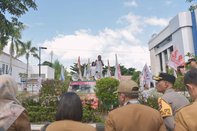 aksi demo di depan DPRD Kalsel, Senin (8/7/2024) (SuarIndonesia/Ist)
