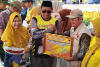 Gubernur Kalsel, H Sahbirin Noor (Paman Birin) serahkan bantuan di Kecamatan Batumandi (SuarIndonesia/Adv)