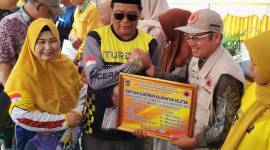 Gubernur Kalsel, H Sahbirin Noor (Paman Birin) serahkan bantuan di Kecamatan Batumandi (SuarIndonesia/Adv)