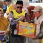 Gubernur Kalsel, H Sahbirin Noor (Paman Birin) serahkan bantuan di Kecamatan Batumandi (SuarIndonesia/Adv)