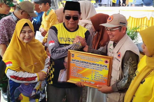 Gubernur Kalsel, H Sahbirin Noor (Paman Birin) serahkan bantuan di Kecamatan Batumandi (SuarIndonesia/Adv)