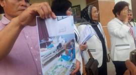 Lando Situmorang menunjukan foti istrinya saah kondisi masih sehat bersama anaknya. (SuarIndoesia/ZI)