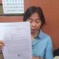 kakak korban perlihatkan bukti tulisan, Rabu (10/7/2024) SuarIndonesia/DO) 