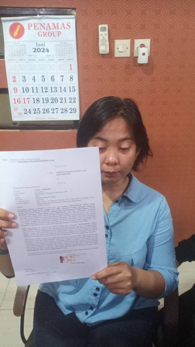 kakak korban perlihatkan bukti tulisan, Rabu (10/7/2024) SuarIndonesia/DO) 