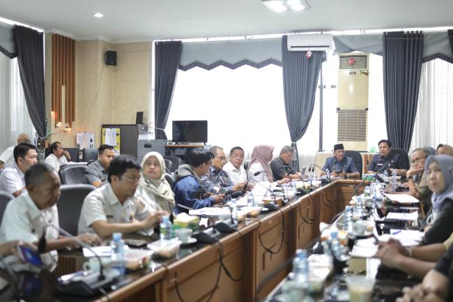 Rapat Dengar Pendapat (RDP) dengan Komisi I DPRD Kalsel mengenai sengketa lahan pembangunan perkantoran DPRD Kalsel di Banjarbaru, Rabu (10/7/2024) (SuarIndonesia/Ist)