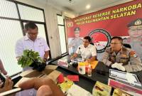 Direktur Resnarkoba Polda Kalsel, Kombes Pol Kelana Jaya didampingi Kabid Humas Kombes Pol Adam Erwindi. (SuarIndonesia/ZI)