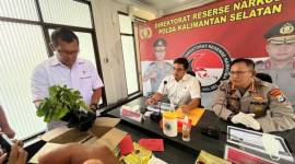 Direktur Resnarkoba Polda Kalsel, Kombes Pol Kelana Jaya didampingi Kabid Humas Kombes Pol Adam Erwindi. (SuarIndonesia/ZI)