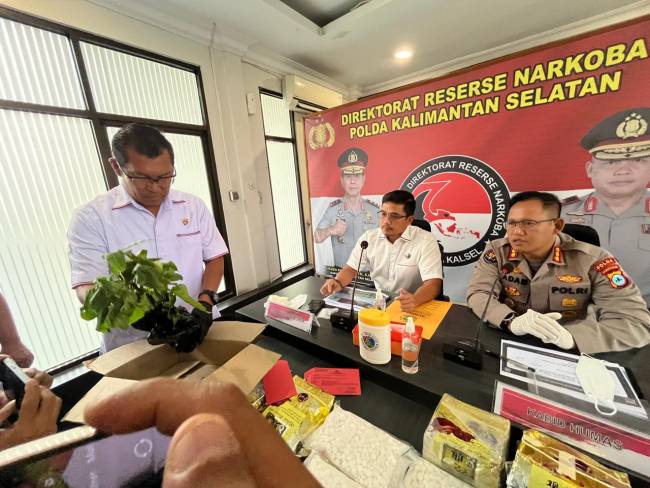 Direktur Resnarkoba Polda Kalsel, Kombes Pol Kelana Jaya didampingi Kabid Humas Kombes Pol Adam Erwindi. (SuarIndonesia/ZI)