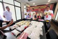 Direktur Resnarkoba Polda Kalsel, Kombes Pol Kelana Jaya idampingi Kabid Humas Polda Kalsel, Kombes Pol Adam Erwindi, serja jajaran Kasubdit tunjukan barang bukti, Rabu (10/7/2024). (SuarIndonesia/ZI)