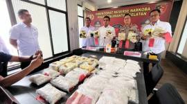 Direktur Resnarkoba Polda Kalsel, Kombes Pol Kelana Jaya idampingi Kabid Humas Polda Kalsel, Kombes Pol Adam Erwindi, serja jajaran Kasubdit tunjukan barang bukti, Rabu (10/7/2024). (SuarIndonesia/ZI)