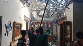 Kobaran api menghanguskan satu buah rumah permanen milik H M Rasyidi. (SuarIndonesia/DO)