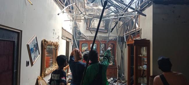 Kobaran api menghanguskan satu buah rumah permanen milik H M Rasyidi. (SuarIndonesia/DO)