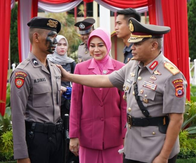 Secara resmi melantik 181 Bintara Polri Gelombang I Tahun Anggaran 2024 di Sekolah Polisi Negara (SPN) Polda Kalsel, Banjarbaru, Selasa (11/7/2024) (SuarIndonesia/Ist)