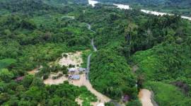 Tampak dari udara sejumlah sejumlah titik di Desa Taras, Kecamatan Malinau Barat tergenang banjir akibat luapan Sungai Mentarang, di Kabupaten Malinau, Kalimantan Utara. [ANTARA/HO-YOSHUA APRILIANUS]