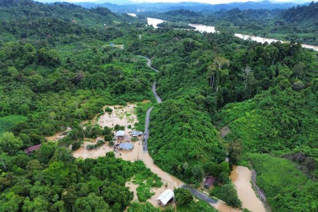 Tampak dari udara sejumlah sejumlah titik di Desa Taras, Kecamatan Malinau Barat tergenang banjir akibat luapan Sungai Mentarang, di Kabupaten Malinau, Kalimantan Utara. [ANTARA/HO-YOSHUA APRILIANUS]