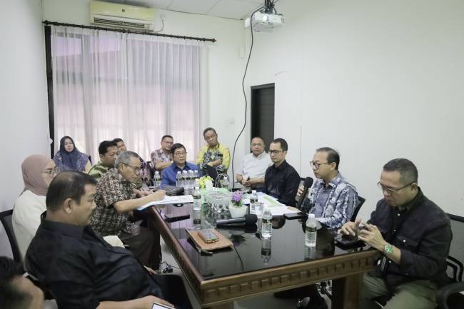 Panitia Khusus (Pansus) Rancangan Peraturan Daerah (Ranperda) DPRD Kalsel mendatangi PT Jamkrida Jawa Timur (Perseroda). Jumat (12/7/2024) (SuarIndonesia/Ist
