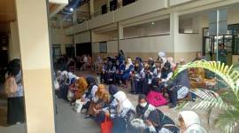 Puluhan guru PAUD yang adas di Banjartmasin mendatangi Pengadilkan Negeri Banjarmasin untuk memberikan simpati kepada terdakwa walaupun sidangnya dilakukan secara tertutup, Senin (15/7/2024) SuarIndonesia/HD)