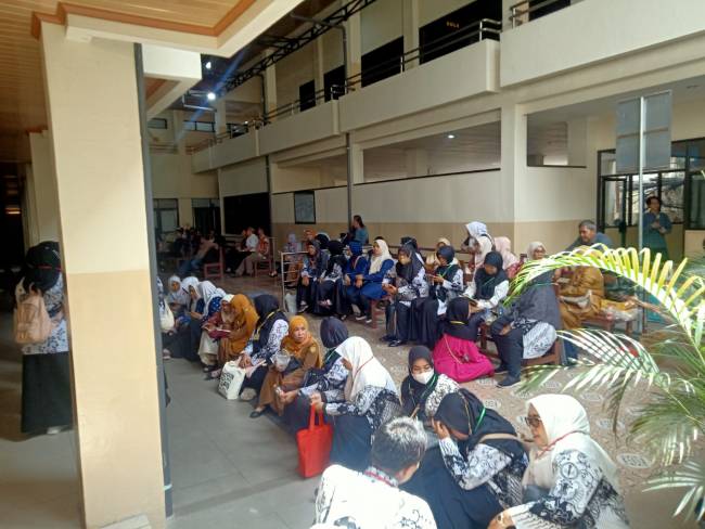Puluhan guru PAUD yang adas di Banjartmasin mendatangi Pengadilkan Negeri Banjarmasin untuk memberikan simpati kepada terdakwa walaupun sidangnya dilakukan secara tertutup, Senin (15/7/2024) SuarIndonesia/HD)