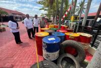 Kabid Humas Polda Kalsel, Kombes Pol Adam Erwindi didampingi Sales Manager Area Pertamina Alif menjelaskan hasil pengungkapan Oli Oplosan, Senin (15/7/2024) (SuarIndonesia/ZI)