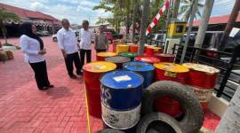 Kabid Humas Polda Kalsel, Kombes Pol Adam Erwindi didampingi Sales Manager Area Pertamina Alif menjelaskan hasil pengungkapan Oli Oplosan, Senin (15/7/2024) (SuarIndonesia/ZI)