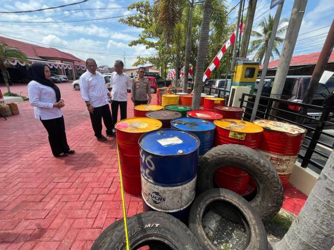Kabid Humas Polda Kalsel, Kombes Pol Adam Erwindi didampingi Sales Manager Area Pertamina Alif menjelaskan hasil pengungkapan Oli Oplosan, Senin (15/7/2024) (SuarIndonesia/ZI)