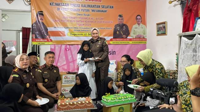 Jajaran Kejaksaan Tinggi Kalimantan Selatan (Kejati Kalsel) melaksanakan bjhati sosial dan anjangsana, Senin (15/7/2024). (SuarIndonesia/Ist)