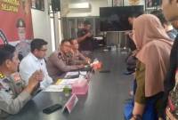 Kabid Hukum Polda Kalsel, Kombes Pol Arief (kiri) ketika bersama menggelar konfrensi pers didampingi Kabid Humas, Kombes Pol Adam Erwindi, Dir Resnarkoba Kombes Pol Kelana Jaya dan Kabid Dokkes, Kombes Pol dr Muhammad El Yandiko, Senin (15/7/2024) SuarIndonesia/ZI