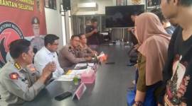 Kabid Hukum Polda Kalsel, Kombes Pol Arief (kiri) ketika bersama menggelar konfrensi pers didampingi Kabid Humas, Kombes Pol Adam Erwindi, Dir Resnarkoba Kombes Pol Kelana Jaya dan Kabid Dokkes, Kombes Pol dr Muhammad El Yandiko, Senin (15/7/2024) SuarIndonesia/ZI