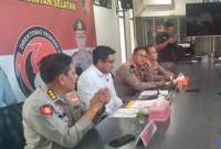 Direktur Reserse Narkoba Polda Kaleel, Kombes Pol Kelana Jaya didampingi Kabid Hukum, Kombes Pol Arief, Kabid Humas, Kombes Pol Adam Erwindi dan Kabid Dokkes, Kombes Pol dr Muhammad El Yandiko (SuarIndonesia/ZI}