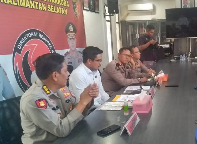 Direktur Reserse Narkoba Polda Kaleel, Kombes Pol Kelana Jaya didampingi Kabid Hukum, Kombes Pol Arief, Kabid Humas, Kombes Pol Adam Erwindi dan Kabid Dokkes, Kombes Pol dr Muhammad El Yandiko (SuarIndonesia/ZI}